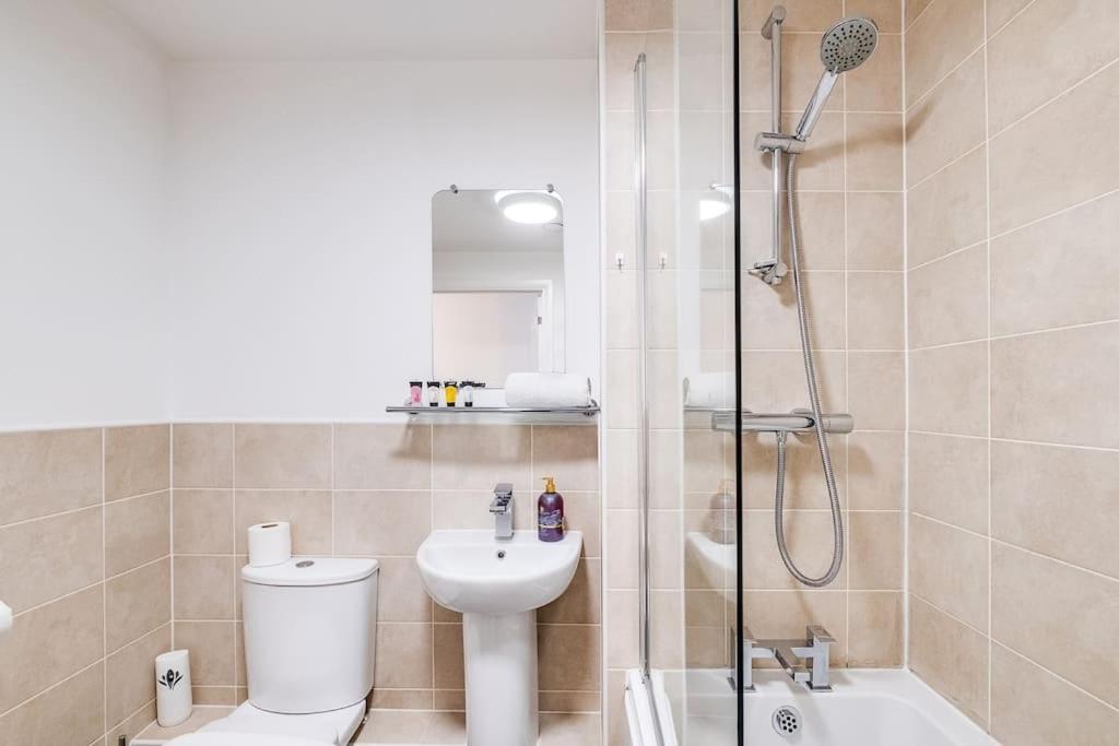 The Versace Suite With 4 Beds And Secure Free Parking Birmingham Kültér fotó